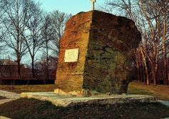 Камень в честь основания села Владимировка ставшего Южно-Сахалинском