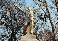 Памятник Ю.А.Гагарину в Южно-Сахалинске