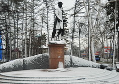 Памятник Г.И.Невельскому в Южно-Сахалинске