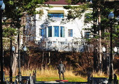 Памятник маршалу А.М.Василевскому в Южно-Сахалинске