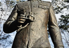 Памятник маршалу А.М.Василевскому в Южно-Сахалинске
