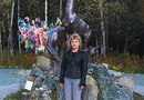 Памятник оленям и дерево с замками на Корсаковской трассе