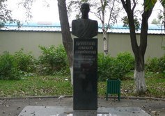 Памятник В.М.Головнину в Южно-Сахалинске