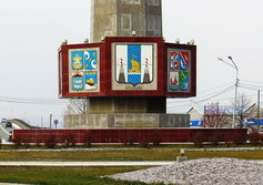 Стела на пересечении Ленина и Пуркаева в Южно-Сахалинске