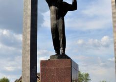 Памятник Юрию Гагарину в Оренбурге