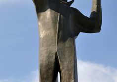 Памятник Юрию Гагарину в Оренбурге