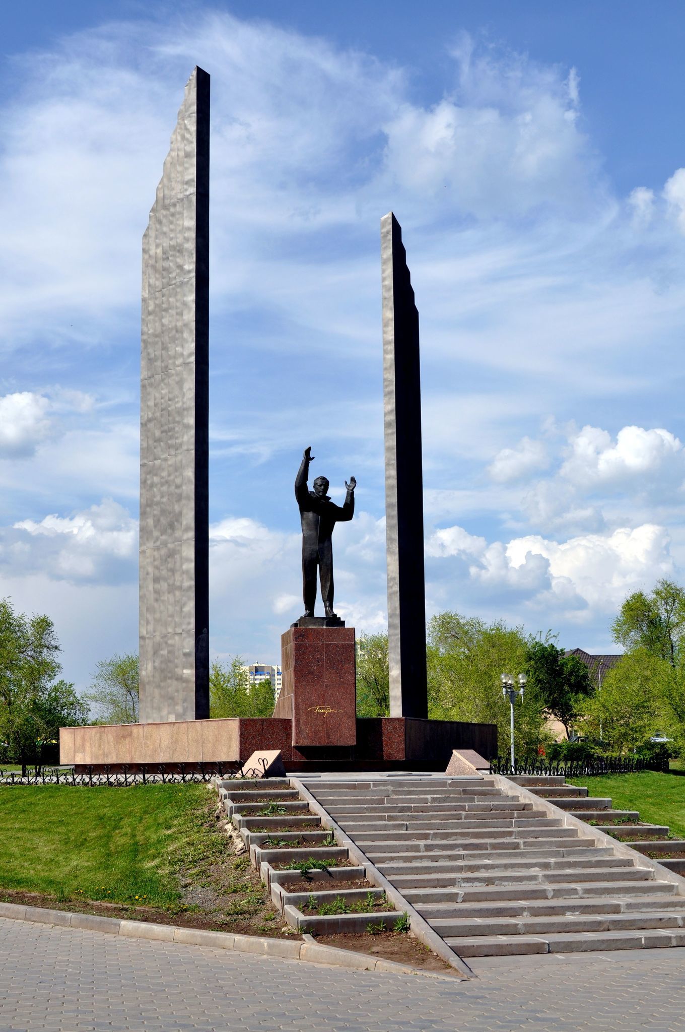 Чем известен оренбург. Памятник Юрию Гагарину (Оренбург). Гагарин памятник Оренбург. Статуя Гагарина в Оренбурге. Сквер Гагарина Оренбург.