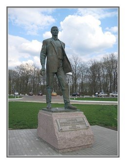 Памятник народному художнику России Вячеславу Михайловичу Клыкову.