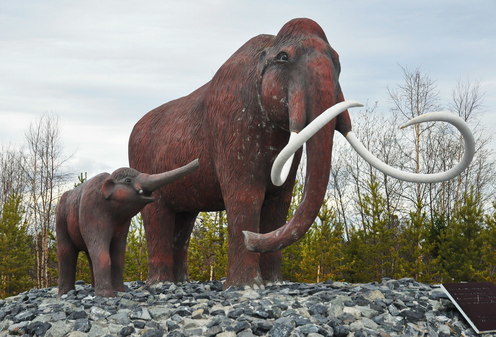 Памятник мамонтам в Надыме