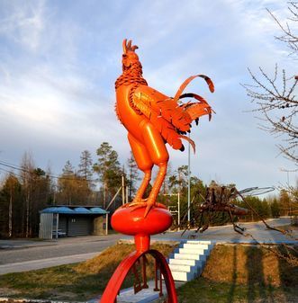 Памятник огненному петуху в Ноябрьске ЯНАО