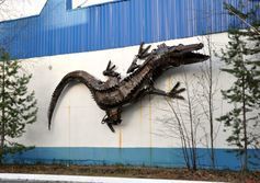 Памятник дракону в поселке Ладный (возле Ноябрьска) ЯНАО