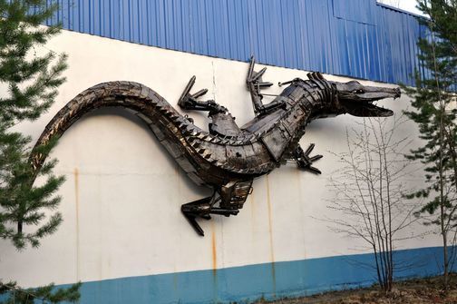 Памятник дракону в поселке Ладный (возле Ноябрьска) ЯНАО