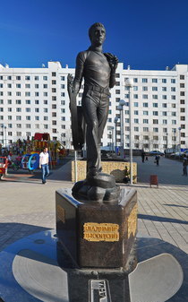 Памятник В.С.Высоцкому в Новом Уренгое