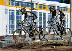 Скульптура "Велосипедисты" в Новом Уренгое