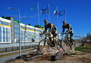 Скульптура "Велосипедисты" в Новом Уренгое