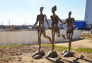 Скульптура "Бегуны" (на самом деле бегуньи) в Новом Уренгое