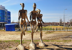 Скульптура "Бегуны" (на самом деле бегуньи) в Новом Уренгое