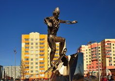 Скульптура "Скейтбордисты" в Новом Уренгое