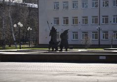 Памятник Робинзону Крузо и Пятнице в Тобольске