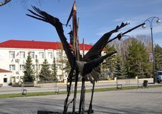 Памятник цапле в Тобольске или скульптура "Жар-Птица"