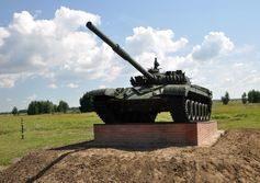Памятник-танк Т-62 возле полигона Омского автобронетанкового инженерного института