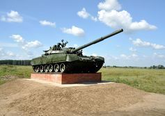 Памятник-танк Т-62 возле полигона Омского автобронетанкового инженерного института