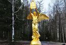 Памятник золотой богине с крылышками в Нягани ХМАО