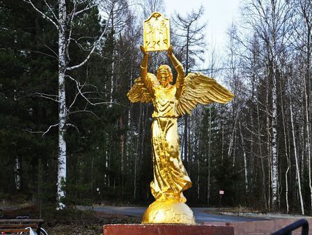 Памятник золотой богине с крылышками в Нягани ХМАО