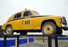 Памятник автомобилю ГАЗ-М-20-Победа в Ивделе на севере Свердловской области