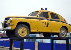 Памятник автомобилю ГАЗ-М-20-Победа в Ивделе на севере Свердловской области