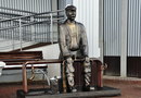 Памятник водопроводчику и другие скульптуры возле магазина "Мир сантехники" в Югорске ХМАО