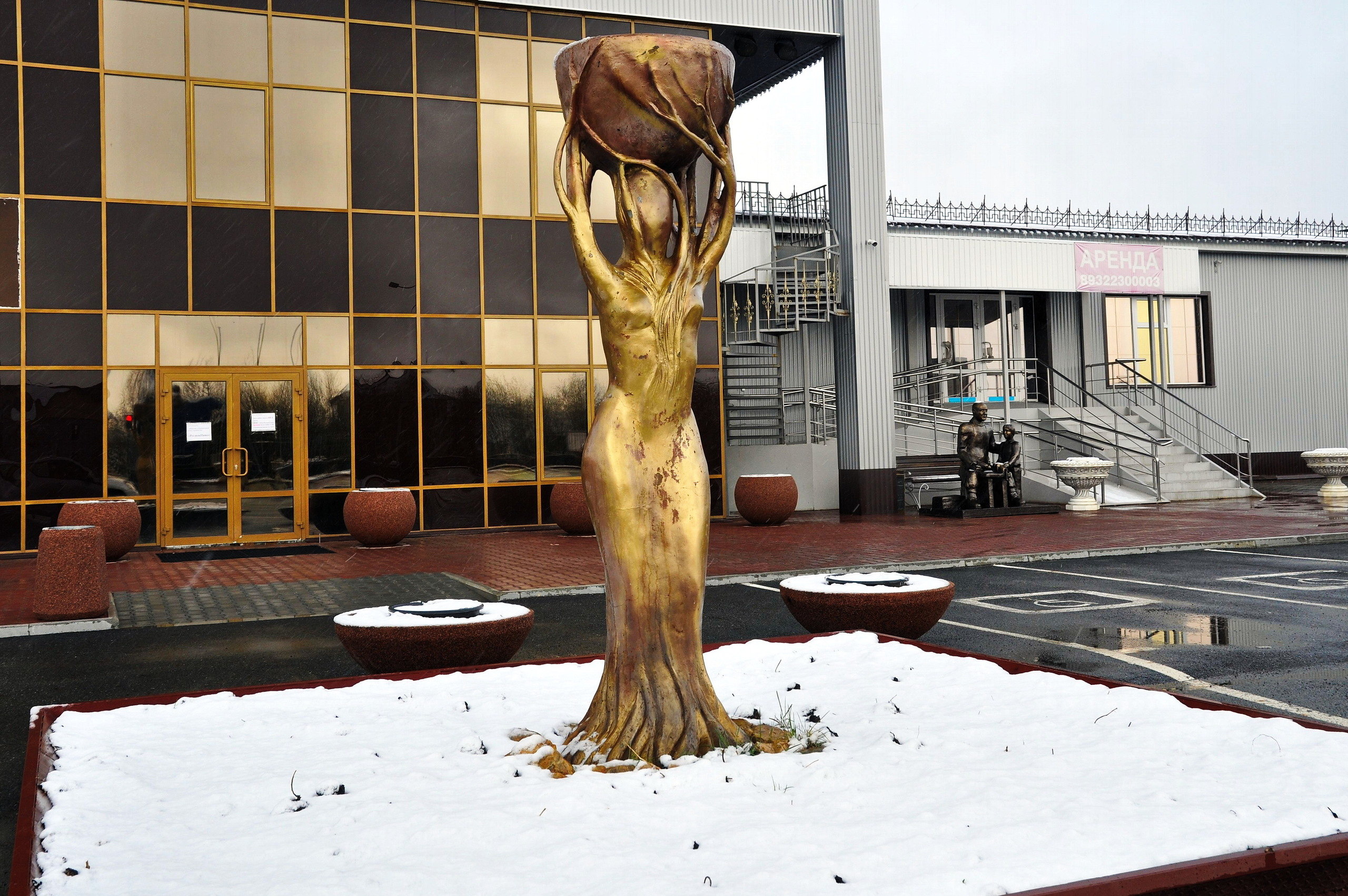 Памятник водопроводчику и другие скульптуры возле магазина \"Мир ...