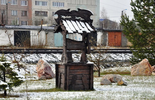Памятники в уголке сельской идилии в Югорске ХМАО