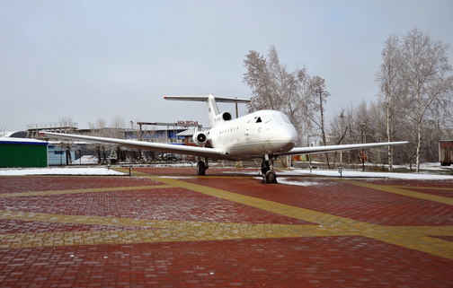 Памятник самолету Як-40 в Югорске ХМАО
