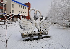 Памятник Двум лебедям в Югорске ХМАО