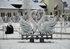 Памятник Двум лебедям в Югорске ХМАО