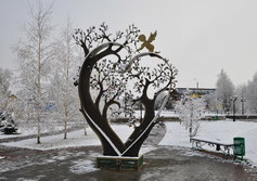 Памятник дереву счастья в Югорске ХМАО