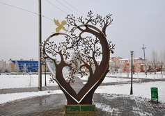Памятник дереву счастья в Югорске ХМАО