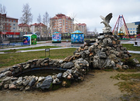 Памятник избушке на курьих ножках и настоящему югорскому орлу в Югорске ХМАО