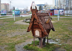 Памятник избушке на курьих ножках и настоящему югорскому орлу в Югорске ХМАО