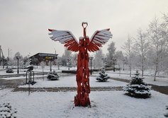 Памятник "Одному сердцу и двум крыльям" в Югорске ХМАО