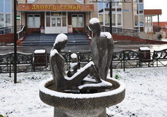 Скульптура "Мать и дитя" возле ЗАГСа в Югорске ХМАО