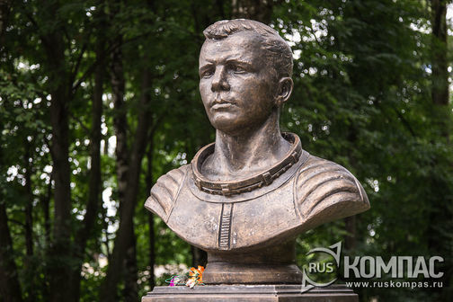 Памятник Ю.А.Гагарину в Осташкове Тверской губернии