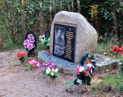 Памятник командиру Ил-2 А.Я.Булину протаранившему в 1942 году самолет противника