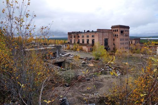Руины завода в Африканде Мурманской области