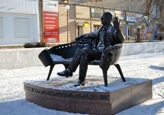 Памятник великому актеру Анатолию Папанову в Вязьме Смоленской области