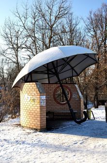 Оригинальный зонтик-остановка в городе Вязьма на центральной площади