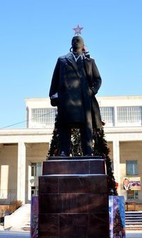 Памятник В.И.Ленину на чужом постаменте в городе Вязьма