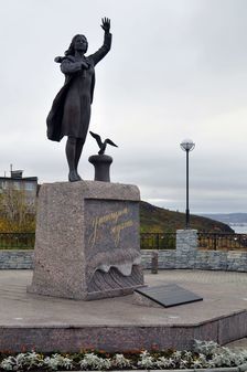Памятник "Умеющим ждать" в Мурманске