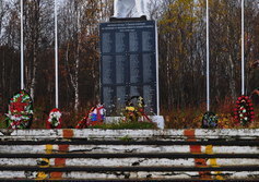 Памятник жителям города Кола погибшим на войне в 1941-1945 годы